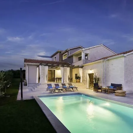 Deklevi Sleeps 10 Pool Air Con Wifi *